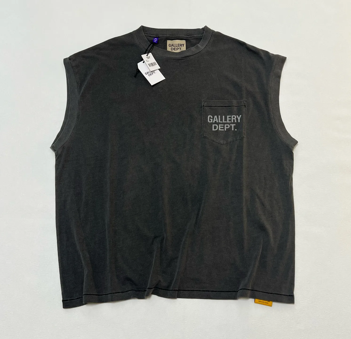 GALLERY DEPT. AUGI SLEEVELESS TEE/VINTAGE BLACK/NAVY/WHT English pocket sleeveless vest TEE Washed black/navy blue/white S-XL Same as the original version Super comfortable summer brushed lightweight material No sense of comfort on the upper body Loose and crisp fit Comfortable and breathable